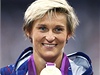 Barbora potáková se zlatou olympijskou medailí z Londýna.