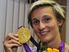 Barbora potáková se zlatou olympijskou medailí z Londýna.