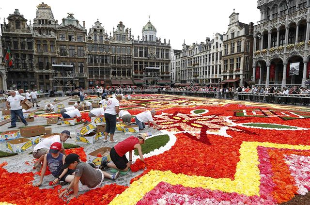 OBRAZEM: Brusel opět zdobí obří květinový koberec | Cestování | Lidovky.cz