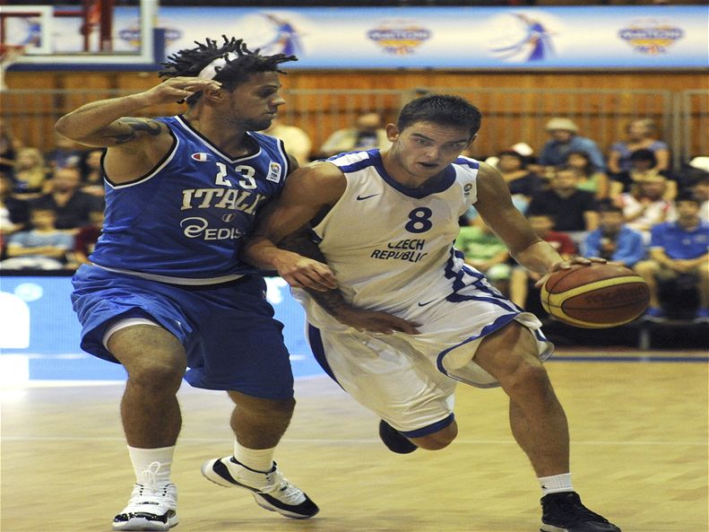 Ital Daniel Hackett (vlevo) a Tomá� Satoranský