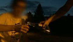 Nahý sprejer s kamarádem pokreslil auto i proléza�ky. P�i tom se fotil