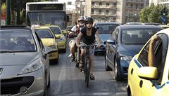 Mezi auty jezdí ráno centrem Atén do práce stále více cyklist