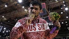 Judista Arsen Galstjan za první ruskou zlatou medaili na olympiád v Londýn dostal byt a vz Mercedes