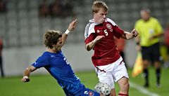 Dánsko - Slovensko. Fotbalista Slovenska Peter Pekárik (vlevo) a Jesper Juelsgaard z Dánska 
