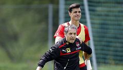 Rakouský reprezentant Paul Scharner a trenér národního týmu Marcel Koller