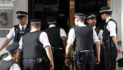 Britská policie p�ed ekvádorskou ambasádou v Londýn�