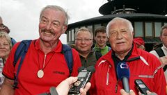 Prezident Klaus a uchaze� o prezidentské k�eslo P�emysl Sobotka (vlevo) se usmívají b�hem tiskové konference na Sn�ce, 