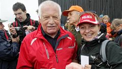 �ada turist� si na Sn�ce nenechala ujít p�íle�itost vyfotit se s �eským prezidentem. Klaus ochotn� pózoval.