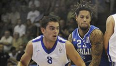 �eský hrá� Tomá� Satoranský (vlevo) a Ital Daniel Hackett