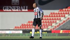 Na letenském trávníku si opt zahrál v dresu eských Budjovic bývalý kapitán Sparty Tomá epka (na snímku)