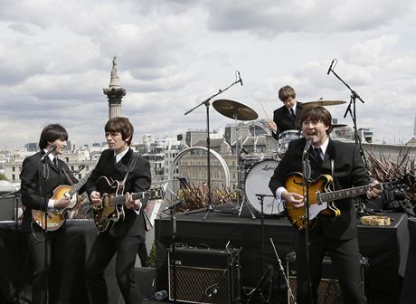 Zleva: Emanuelle Angeletti jako Paul McCartney, Stephen Hill jako George Harrison, Gordon Elsmore jako Ringo Starr a Reuven Gershon coby John Lennon