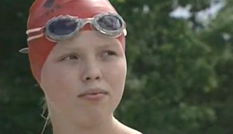 trnáctiletá kanadská dívka peplavala Ontarijské jezero.