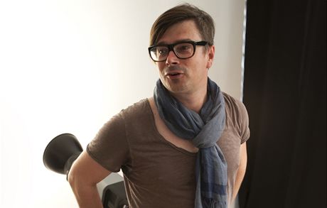 Spisovatel Jaroslav Rudi pi naten videospotu za zchranu lzn Kyselka.