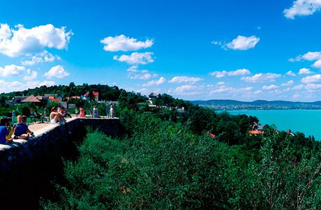 Balaton se svou v lét a 27 stup teplou vodou, finann dostupnými a kvalitními slubami i kulturní a kulináskou nabídkou zstává hlavní turistickou atrakcí Maarska.