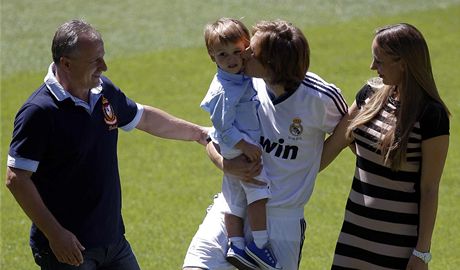Nová posila fotbalist Realu Madrid Luka Modri s otcem, synem a manelkou