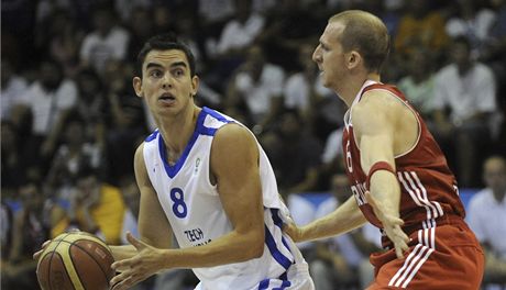 Kvalifikaní utkání basketbalist o postup na mistrovství Evropy: R - Turecko. Tomá Satoranský (vlevo) a Sinan Güler z Turecka