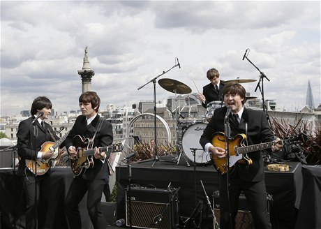 Zleva: Emanuelle Angeletti jako Paul McCartney, Stephen Hill jako George Harrison, Gordon Elsmore jako Ringo Starr a Reuven Gershon coby John Lennon