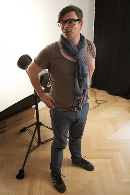 Spisovatel Jaroslav Rudi pi natáení videospotu za záchranu lázní Kyselka.