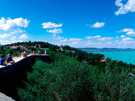 Balaton se svou v lét a 27 stup teplou vodou, finann dostupnými a kvalitními slubami i kulturní a kulináskou nabídkou zstává hlavní turistickou atrakcí Maarska.