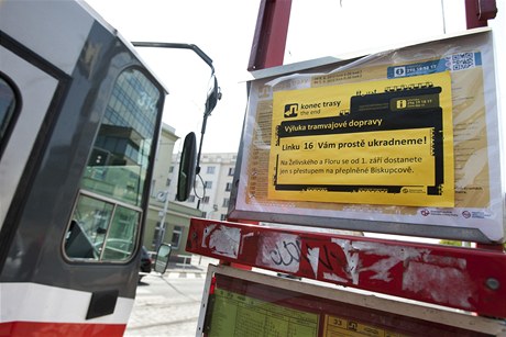 Na tramvajové zastávce Vápenka nali cestující oznámení 'Linku 16 Vám prost ukradneme!'