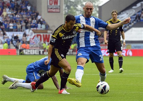 Fotbalista Chelsea Eden Hazard (uprosted) v souboji s Ivanem Ramisem z Wiganu 