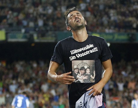 Útočník Barcelony David Villa slaví první gól po dlouhém zraněné. Na tričku má fotografii rodiny