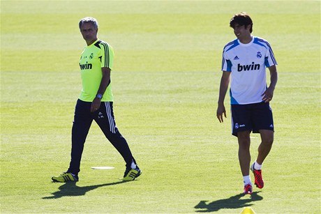 Portugalský trenér Realu Madrid José Mourinho (vlevo) a Brazilec Kaká na tréninku
