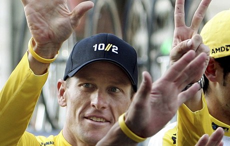 Lance Armstrong oslavuje sedmé vítězství na Tour de France