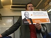éf volební kampan SSD Jan Hamáek pedstavuje ve vlaku pedvolební grafiku své strany. 