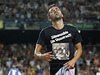 Útoník Barcelony David Villa slaví první gól po dlouhém zranné. Na triku má fotografii rodiny