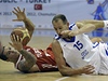 Kvalifikaní utkání basketbalist o postup na mistrovství Evropy: R - Turecko.  Zleva Ilkan Karaman (vlevo) z Turecka a Jakub Houka