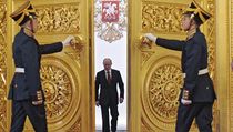 Otevte dvee, pichz prezident. Vladimir Putin prochz Kremlem.