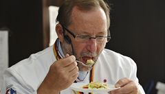 Porotce Zden�k Hladík ochutnává ob�dy.