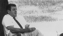 P�edseda HZDS Vladimír Me�iar (vlevo) hovo�í v zahrad� brn�nské vily Tugendhat s p�edsedou ODS Václavem Klausem.