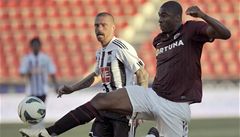 Sparta Praha - eské Budjovice. Léonard Kweuke ze Sparty (vpravo) a Tomá epka z Budjovic
