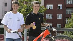 Biker Jaroslav Kulhavý. Vlevo je jeho trenér Zden�k Zapletal