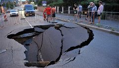 V Praze se propadla Proseck ulice, auta tam nepojedou tdny