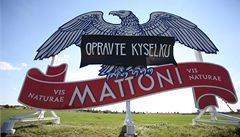 Nápis na reklamě Mattoni u dálnice na Mladou Boleslav je součástí kampaně na opravu lázní Kyselka. | na serveru Lidovky.cz | aktuální zprávy