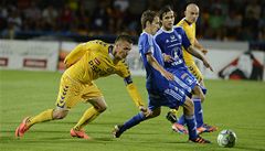 Jihlavský hrá� Stanislav Tecl (vlevo) a olomou�tí Tomá� Ho�ava (uprost�ed) a Jan Navrátil