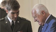 Prezident Václav Klaus p�ijal na Hrad� medailové olympioniky. Vlevo David Svoboda 