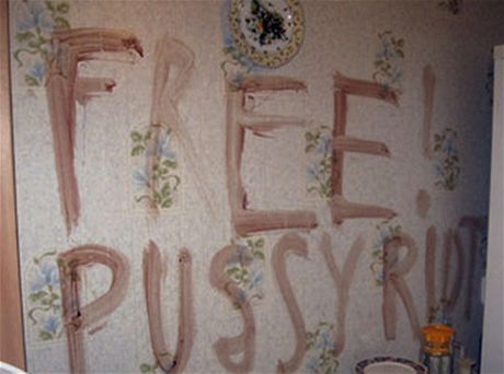 Na míst zloinu zanechal pachatel nápis napsaný zejm krví: "Free Pussy Riot."