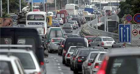 Praha 2 chce zklidnit dopravu na magistrále