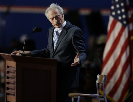 Clint Eastwood promlouvá s Obamou.