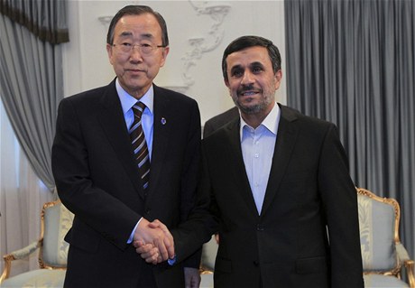 Generální tajemník OSN Pan Ki-mun a íránský prezident Mahmúd Ahmadíneád na summitu Hnutí nezúastnných zemí .