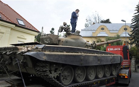 Slovenský poslanec zaparkoval tank u Biakovy vily