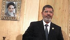 Do Teheránu na vrcholnou sch�zku p�ilet�l Muhammad Mursí, který se tak stal prvním egyptským prezidentem, jen� nav�tívil Írán od p�eru�ení diplomatických vztah� v roce 1979.