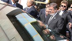 Íránská televize �iv� p�ená�ela p�ílet egyptského prezidenta do zem�. 