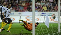 Úvodní plze�ský gól z kopa�ky Marka Bako�e za zády branká�e Lokerenu