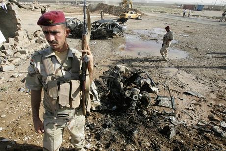 Vojáci na míst exploze v Kirkúku na severu Iráku. 