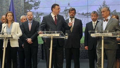 lenové vlády v ele s premiérem Petrem Neasem (uprosted) vystoupili 6. záí v Praze po schzi kabinetu na tiskové konferenci.